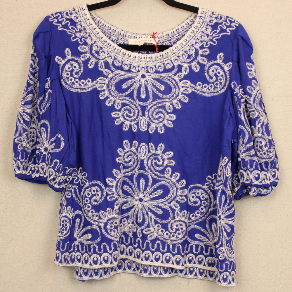Solitaire blue and white embroidered boho top NWT-M